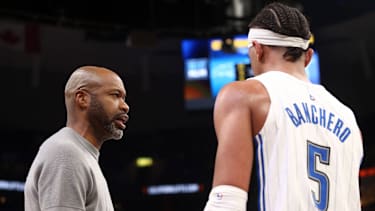 Coach Jamahl Mosley im Gespräch mit Paolo Banchero.