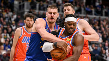 Lu Dort hat Nikola Jokic im Kampf um den Ball