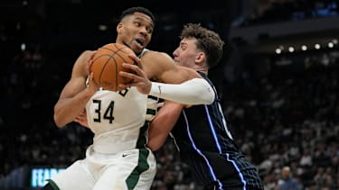 Giannis Antetokounmpo im Duell mit Franz Wagner.