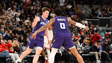 Bridges und Knueppel führten die Hornets zum Sieg.