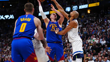 Keine leichten Würfe für Jokic: Gobert verteidigte den Serben hauteng.