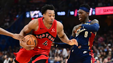 Dennis Schröder im Duell mit Scottie Barnes.