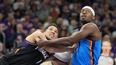 Devin Booker und Lu Dort im Kampf um die Position.