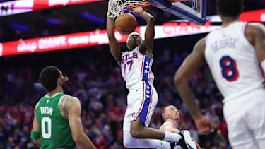Edgecombe vollendete einen Behind-the-Back-Pass von George mit einem krachenden Dunk.