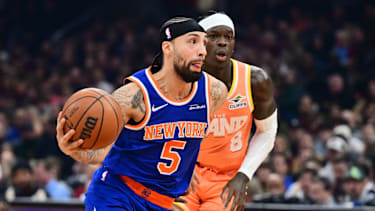 Dennis Schröder verfolgt Jose Alvarado.