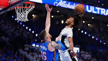Stephon Castle mit dem Monster-Dunk über Isaiah Hartenstein.