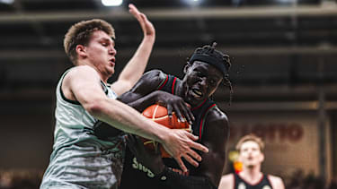 Wenyen Gabriel im Kampf um den Ball