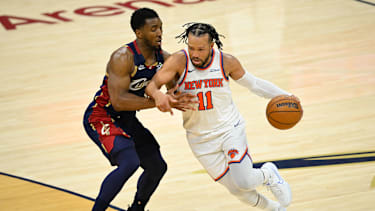 Jalen Brunson im Duell mit Donovan Mitchell.