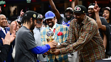 Jalen Brunson erhielt die Trophäe von Patrick Ewing und Walt Frazier.