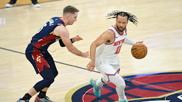 Jalen Brunson wird von Sam Merrill verfolgt.