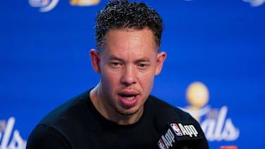 Mitch Johnson ist der Coach der San Antonio Spurs.
