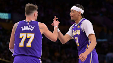 Hayes (re.) wurde 2019 von den Pelicans gedraftet.
