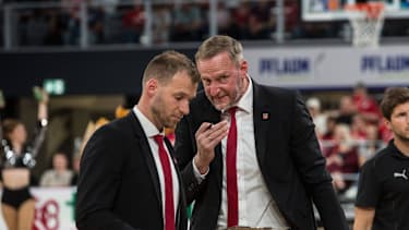 Bamberg, Deutschland 04. Juni 2026: 1. BBL Playoff Halbfinale - 2025 2026 - Sp. 3 - Bamberg Baskets gegen Alba Berlin Im Bild: v. li. Trainer Anton Gavel (Bamberg) und Co-Trainer Arne Woltmann (Bamberg) Brose Arena Bayern *** Bamberg, Germany 04 June 2026 1 BBL playoff semi-final 2025 2026 Sp 3 Bamberg Baskets vs Alba Berlin In the picture from left coach Anton Gavel Bamberg and co-coach Arne Woltmann Bamberg Brose Arena Bayern Copyright: xFotostandx xSchmittx