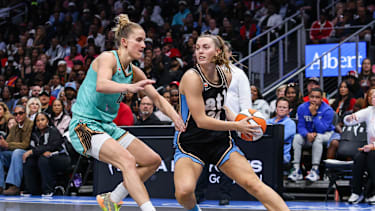 Unter Bedrängnis: Liberty-Center Jonquel Jones verteidigt den Ball gegen ein Trio von Atlanta Dream.