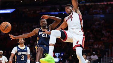 Giannis Antetokounmpo im Duell mit Yves Missi.