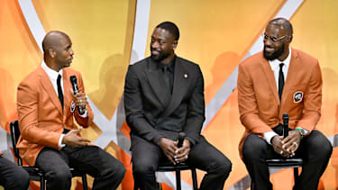 Chris Paul spricht mit Dwyane Wade und LeBron James.