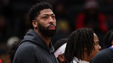 Anthony Davis schaut von der Seitenlinie zu.
