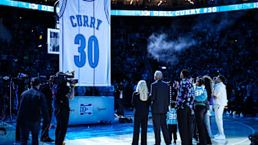 Dell Curry bei seiner Jersey-Zeremonie.