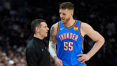 Isaiah Hartenstein im Gespräch mit Coach Mark Daigneault.