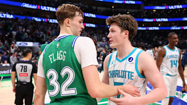 Flagg und Knueppel sind im First Team dabei.