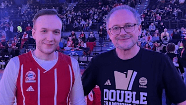 40 Minuten vor dem Spiel: Gewinner Christoph staunt über die Halle und seine Courtside-Plätze.