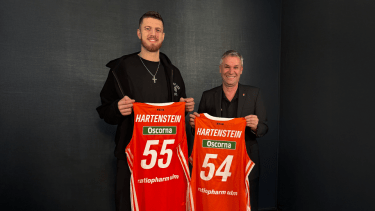 Isaiah Hartenstein bei seiner Vorstellung 2024 mit Ulm-Geschäftsführer Dr. Thomas Stoll.